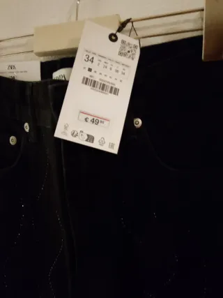 Pantalón vaquero negro con pedrería