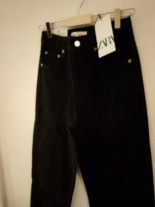 Pantalón vaquero negro con pedrería