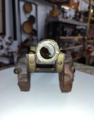 Cañón decorativo antiguo