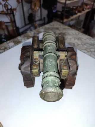 Cañón decorativo antiguo
