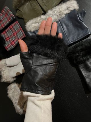 Mitones de cuero con tachuelas