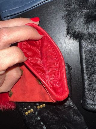 Mitones de cuero con tachuelas