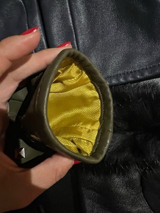 Mitones de cuero con tachuelas