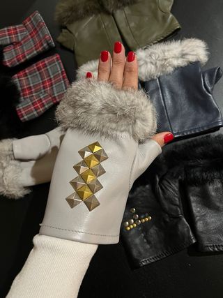 Mitones de cuero con tachuelas