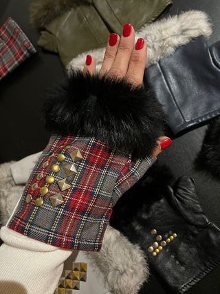 Mitones de cuero con tachuelas