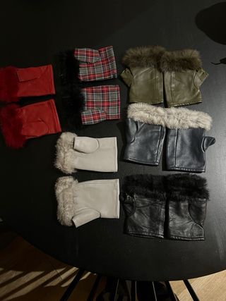 Mitones de cuero con tachuelas