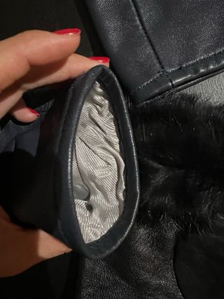 Mitones de cuero con tachuelas