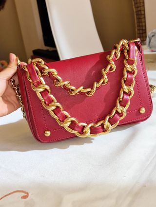 Bolso bandolera rojo con cadena dorada