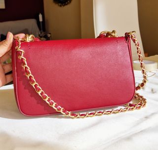 Bolso bandolera rojo con cadena dorada