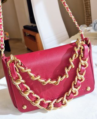 Bolso bandolera rojo con cadena dorada