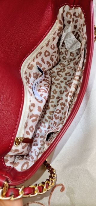 Bolso bandolera rojo con cadena dorada