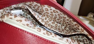 Bolso bandolera rojo con cadena dorada