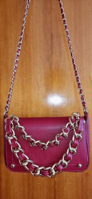 Bolso bandolera rojo con cadena dorada