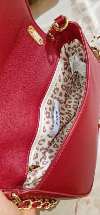 Bolso bandolera rojo con cadena dorada