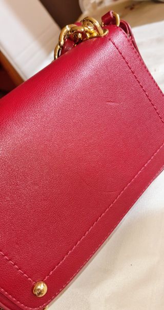 Bolso bandolera rojo con cadena dorada