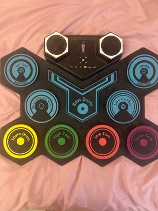 Batería electrónica portátil con pedales