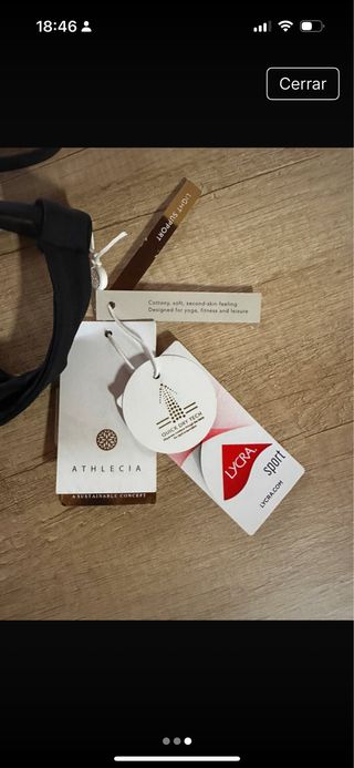 Top deportivo Athlecia negro con etiquetas