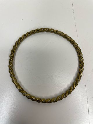 Pulsera Rizada Dorada. Diametro 65 mm.