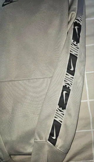 Sudadera Nike con capucha beige