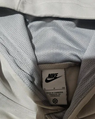 Sudadera Nike con capucha gris