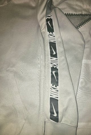 Sudadera Nike con capucha gris