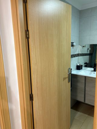 Puerta madera clara con manilla