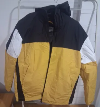 Chubasquero hombre negro y amarillo