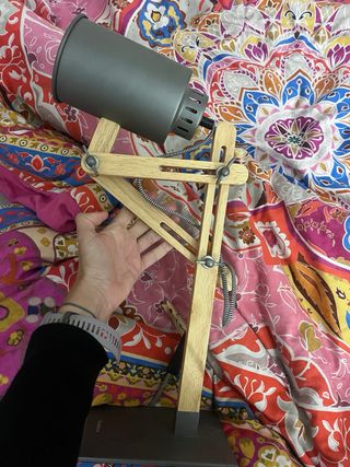 Lámpara de mesa madera y metal estilo sueco