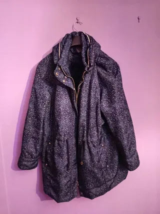 Abrigo azul marino con detalles plateados