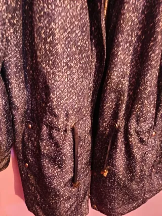 Abrigo azul marino con detalles plateados