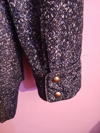 Abrigo azul marino con detalles plateados