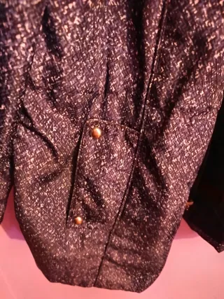 Abrigo azul marino con detalles plateados