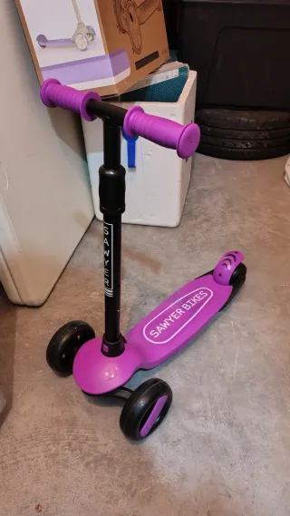 Patinete Sawyer Violeta Ajustable Ruedas LED