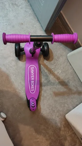 Patinete Sawyer Violeta Ajustable Ruedas LED