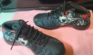 Tenis mujer sin estrenar diseño calavera