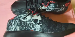 Tenis mujer sin estrenar diseño calavera