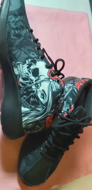 Tenis mujer sin estrenar diseño calavera