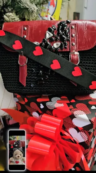 Bolso tejido a mano, con llavero de  oso