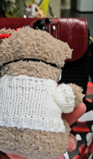 Bolso tejido a mano, con llavero de  oso