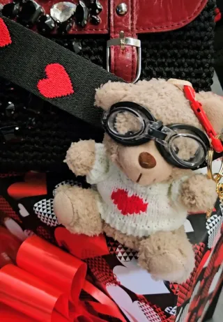 Bolso tejido a mano, con llavero de  oso