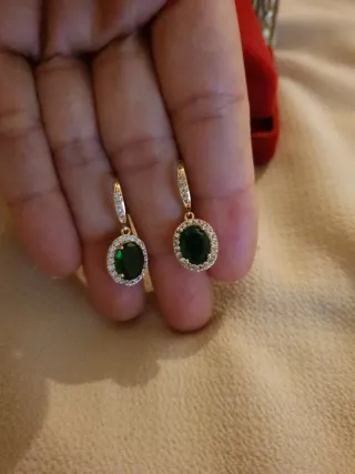 Pendientes chapados en oro con esmeralda