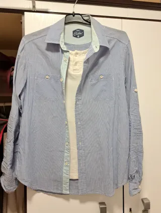 Camisa de rayas azul y blanca