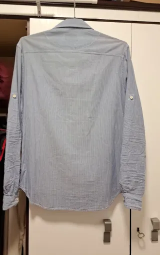 Camisa de rayas azul y blanca