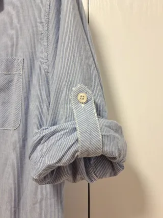 Camisa de rayas azul y blanca