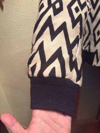 Beisbolera Versace Beige y Negro