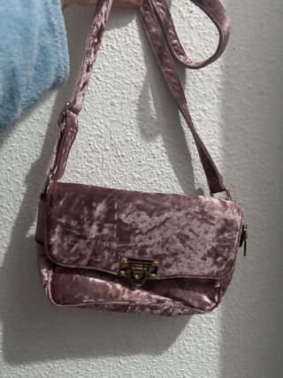 Bolso rosa terciopelo con cierre dorado