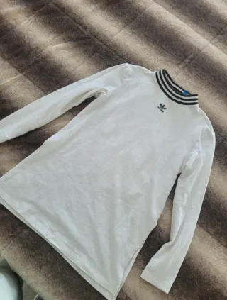 Camiseta Adidas cuello alto rayas