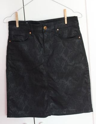 Falda negra estampado serpiente Cortefiel