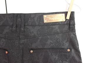 Falda negra estampado serpiente Cortefiel