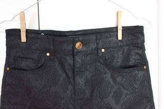 Falda negra estampado serpiente Cortefiel